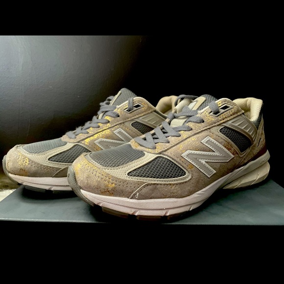 Women’s/ Kids New Balance Gray Sneakers - Picture 1 of 4